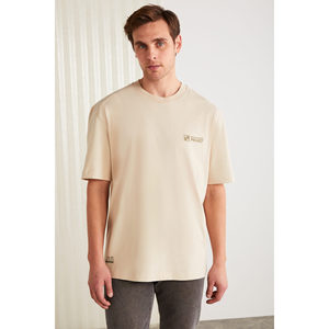 เสื้อยืดคอกลมทรงเข้ารูปผู้ชาย Zeus ผ้าฝ้ายออร์แกนิก สีเบจ แต่งลายปัก - Product Image 5