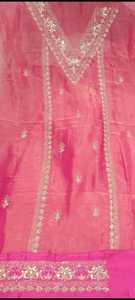 Costumes indiens modernes brodés à la main non cousus pour femmes élégants pour les fêtes de style traditionnel - Product Image 2