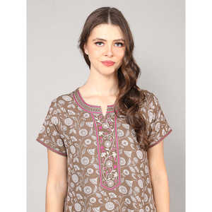 Chemise de nuit d'été alpine personnalisable brodée en tissu avec poche latérale et cordon de serrage pour mariées ODM - Product Image 1