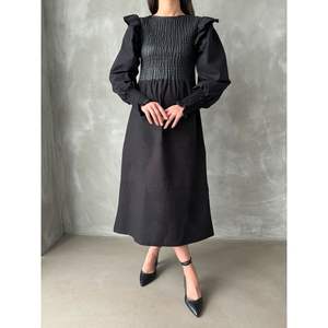 Robes de cocktail en gros Topshow, robe noire en cuir avec manches en popeline - Product Image 4