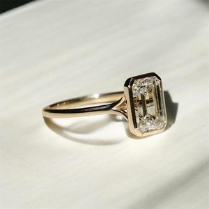 Anillo de Compromiso y Boda para Mujer, Chapado en Oro de 14k, Plata de Ley 925, Corte Esmeralda, Engaste de Bisel, Piedra de Moissanita de Lujo - Product Image 1