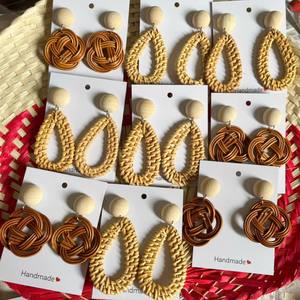 Boucles d'oreilles élégantes en rotin avec design léger en fibre naturelle, boucles d'oreilles en rotin du Vietnam pour le style Boho et Beach de 99GD - Product Image 3