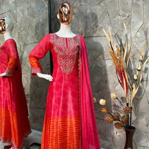 Présentation de nouveaux vêtements de fête de créateur Chinon soie belle impression et séquence de cordon vrai miroir haut et pantalon de travail avec Dupatta - Product Image 1