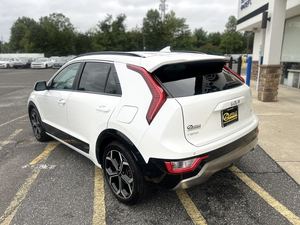Clean White 2024 Kia Niro EX Touring FWD Usado con asientos de cuero Arranque remoto Bluetooth Android Auto Sunroof Asientos con calefacción - Product Image 3