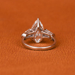 Bague de fiançailles personnalisée en diamant taillé en laboratoire avec trois pierres et diamants taillés en Teper Bague cadeau d'anniversaire en argent sterling - Product Image 5