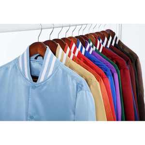 Chaqueta de bombardero de béisbol Varsity de satén transpirable ajustada brillante para hombre nueva llegada elegante chaqueta de invierno con cremallera con servicios OEM - Product Image 5