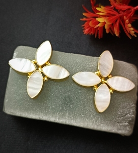 Pendientes Colgantes Chapados en Oro con Perlas, Joyería Elegante Hecha a Mano para Mujer - Product Image 5
