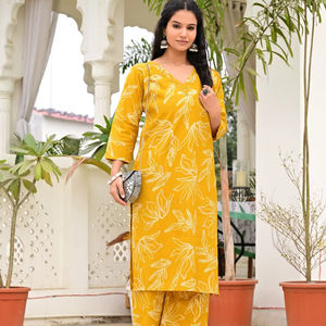 Salwar Kameez en coton imprimé feuilles jaune moutarde pour femmes, tenue ethnique de fête d'été, col en V, manches trois quarts, ensemble à séchage rapide - Product Image 1