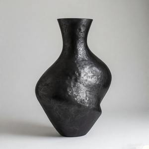 Jarrón negro texturizado AshMist con aspecto de metal desgastado Jarrón de suelo de hierro Diseño floral en relieve Decoración para el hogar Declaración de acento - Product Image 2