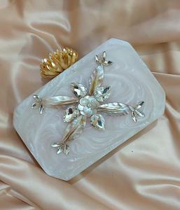 Embrayage en résine brodée blanche travail de pierre lourde Imitation perle plaqué or solide Vintage papillon charme mariage des femmes - Product Image 6