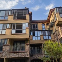 Fenêtre à battant moderne en verre trempé courbé et alliage d'aluminium pour villa et appartement