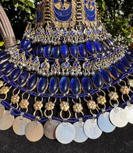 สร้อยคอของชนเผ่าที่ประณีตและประณีตแบบดั้งเดิมที่มีลูกปัดรูปไข่สีฟ้าเรืองแสงลึกสายรัดอย่างพิถีพิถันกับ matchs ขนาดเล็ก - Product Image 3