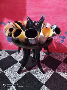 Juego de cuatro cuernos para beber de búfalo natural con soporte decorativo hueco de madera y cuerno. - Product Image 2