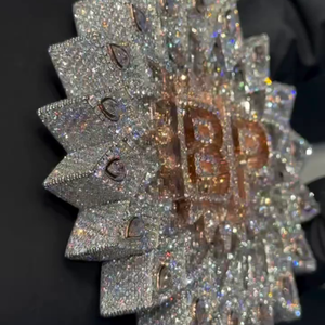 Pendentif personnalisé BP Starburst |   Argent 925 |   Moissanite VVS |   Entièrement serti de pierres |   Pierres taillées en baguette et en poire - Product Image 2