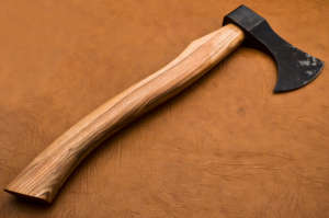 Hache Viking artisanale en acier à haute teneur en carbone, manche en bois de rose, étui en cuir, personnalisable, 1,5 kg, multi-usages - Product Image 5