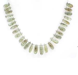 Pendentif en pierre verte à la mode avec collier de finition naturelle pour femmes élégantes de tous âges et goûts - Product Image 1