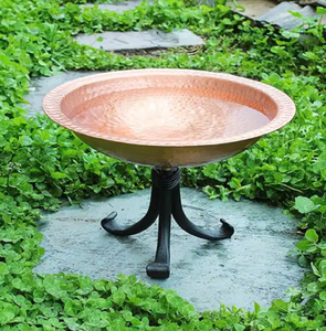 Bain d'oiseau sur pied en métal rond de style vintage, conception de piédestal orné, bain d'oiseau de jardin disponible aux prix de gros - Product Image 2