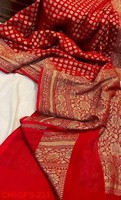 Saree India dengan hiasan Gotapatti pada pinggiran C-pallu yang serasi dengan motifnya sangat cantik untuk pesta pernikahan.