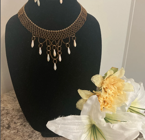 Collar de cuentas con flecos de la diosa Pachamama en tono oro cremoso de moda, pañuelo con flecos y cuentas - Product Image 1