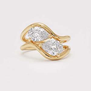 Bague en or jaune 18 carats plaqué rhodium avec diamant rond taille poire cultivé en laboratoire, design Toi et Moi - Product Image 1