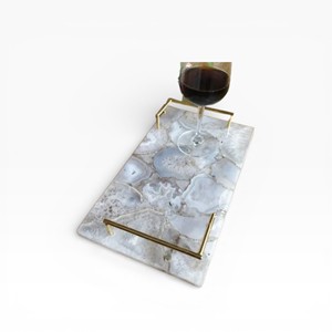Plateau de service rectangulaire en agate naturelle noire et grise avec des rails latéraux dorés minimalistes pour une décoration moderne et luxueuse - Product Image 3