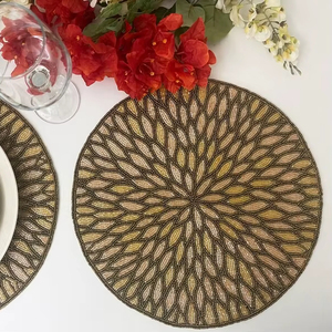 Sets de table ou napperons de luxe faits main de qualité supérieure pour la décoration de tables à manger à la maison ou à l'hôtel - Product Image 1