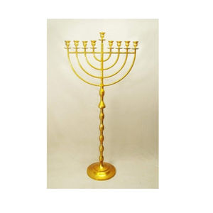 Bougeoir de Menorah en laiton en métal de conception merveilleuse avec la finition d'or pour la décoration à la maison religieuse et la décoration de mariage en vente - Product Image 1