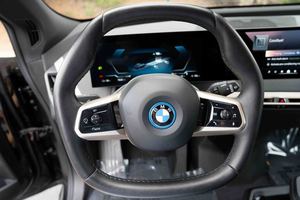 Offre Spéciale : BMW iX xDrive50 AWD 2024 d'occasion, prête à être expédiée - Product Image 2