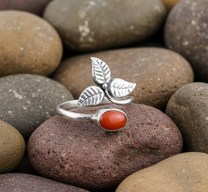 Anillo de Compromiso de Plata de Ley 925 Hecho a Mano con Diseño de Hoja de Ónice Rojo en Engaste Clásico Oxidado para Mujer, para Fiestas y Eventos - Product Image 5