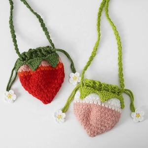 Sac bandoulière tricoté main personnalisé, motif fraise dégradé, en crochet, pour maquillage et photographie de rue - Product Image 4