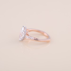 แหวนหมั้นเพชรทรงมาร์คีส์แบบเฮโล ได้รับการรับรองจาก IGI ตัวเรือนทองคำ 14K สีโรสโกลด์/ไวท์โกลด์/เยลโลว์โกลด์ - Product Image 3