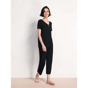 Ensemble de vêtements de détente d'été haut de gamme personnalisé : Robe de nuit à col en V et manches courtes & Pantalon court en bambou doux tricoté avec bordure en dentelle et élasthanne - Product Image 1