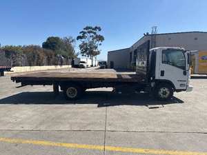Camion plateau Isuzu NPR d'occasion 2016 de qualité supérieure - 150 CV, boîte automatique 6 vitesses, prêt à l'exportation mondiale - Product Image 3