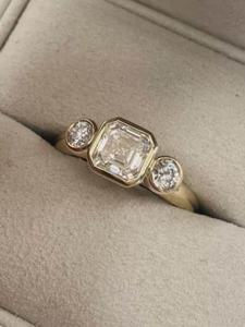 แหวนเพชรเลี้ยงในห้องปฏิบัติการ 1.02 กะรัต ทรงแอสเชอร์และทรงกลม ประดับเพชรสามเม็ด ดีไซน์หรูหรา ทองคำขาว 14K ของขวัญแต่งงานสำหรับแฟนสาว - Product Image 5