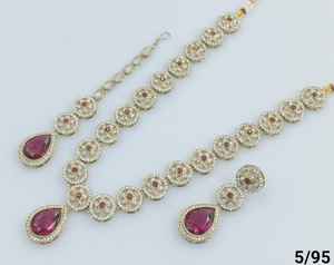 Colgante con forma de flor elegante nuevo diseño chapado en oro perla tradicional y Kundan tachonado collar largo pendiente Mangtika JewellerySet - Product Image 3