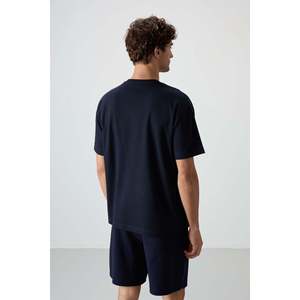 เสื้อยืดโอเวอร์ไซส์สีน้ำเงินกรมท่าสำหรับผู้ชาย Air Jones ผิวสัมผัสหนาพิเศษพร้อมลายพิมพ์ ผลิตจากผ้าฝ้ายผสม 80% สไตล์ลำลอง - Product Image 5