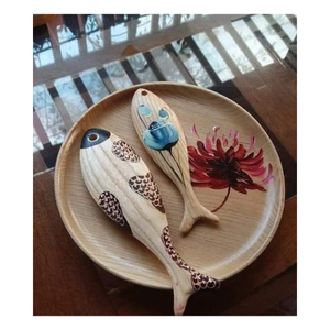 Adorno de pez de madera artesanal elaborado con madera sostenible y diseñado para su uso en decoración artística del hogar - Product Image 4