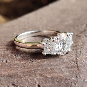 1.50CT Lab Grown Round Cut Diamond 10K Oro sólido Anillo de Bodas de compromiso de tres piedras para mujeres para fiestas Certificadas por IGI - Product Image 3
