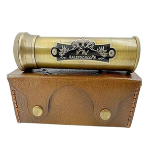 Caleidoscopio de latón grabado clásico con detalle de corona en estuche de cuero disponible a precios al por mayor - Product Image 1