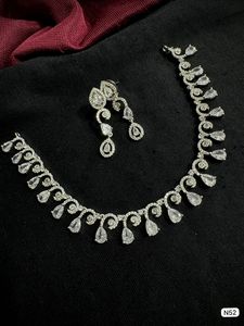 ENSEMBLE DE COLLIER DE MARIÉE EN DIAMANT AMÉRICAIN ET BOUCLES D'OREILLES CLASSIQUES ET DE HAUTE QUALITÉ ENSEMBLE DE BIJOUX DE MARIAGE POUR FEMMES DE STYLE CLASSIQUE - Product Image 4