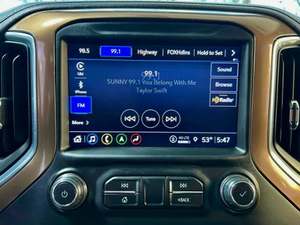 Chevrolet Silverado 1500 High Country Crew Cab 4WD 2021, Económico, Volante a la Izquierda/Derecha - Product Image 2