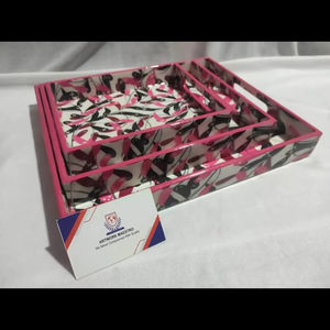 Juego de 3 bandejas de madera MDF hechas a mano con diseño de estampado de esmalte rosa, artículo de moda - Product Image 1