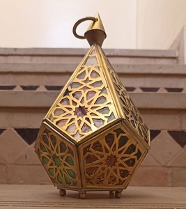 Lanterne marocaine en métal durable avec côtés en filigrane pour la décoration de la maison ou l'ambiance des événements de Noël - Product Image 2