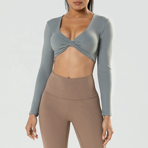 Tops cortos de gimnasio de manga larga de último diseño para mujer, Camiseta corta de entrenamiento Twist Deep V, Top de yoga para gimnasio - Product Image 4