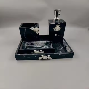 Ensemble de salle de bain en résine stylisé organisateur de coiffeuse de luxe porte-savon porte-brosse à dents plateau de gobelet fait à la main essentiel moderne - Product Image 1