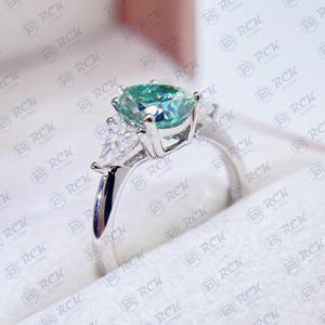 แหวนเพชรโมอิสสีน้ำเงินเข้ม18K 1.80 tcw หมั้นหมายหินสามเม็ดสำหรับผู้หญิงแหวนลูกแพร์และสามเหลี่ยมตัด - Product Image 3