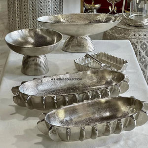 Forme ovale argentée design fait à la main en aluminium métal créatif sous les plats et assiettes émaillés lot de 2 plateaux - Product Image 1