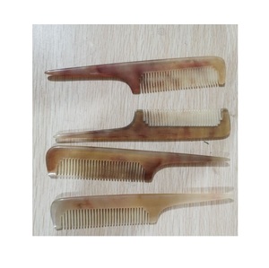 Peine de cuerno de lujo respetuoso con el medio ambiente, herramienta hecha a mano duradera, acabado pulido, hecho de cuerno, perfecto para el uso diario del cabello y la barba - Product Image 3