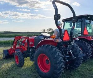 Nuevo Tractor de Ruedas TYM 4215H 2024 con Cargador, Motor Cummins de 42HP, Transmisión 4x4, Bomba y Caja de Cambios en Venta al Mejor Precio - Product Image 4