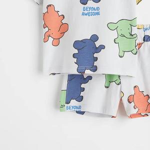 Conjunto de verano de 2 piezas para niños de alta calidad, camiseta lisa con patrón sólido de algodón/poliéster y chándal serigrafiado hasta la rodilla - Product Image 5